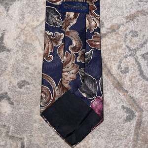 Oscar de la Renta Silk Tie, Navy Blue Floral Leaf Pattern, Vintage Neckwear